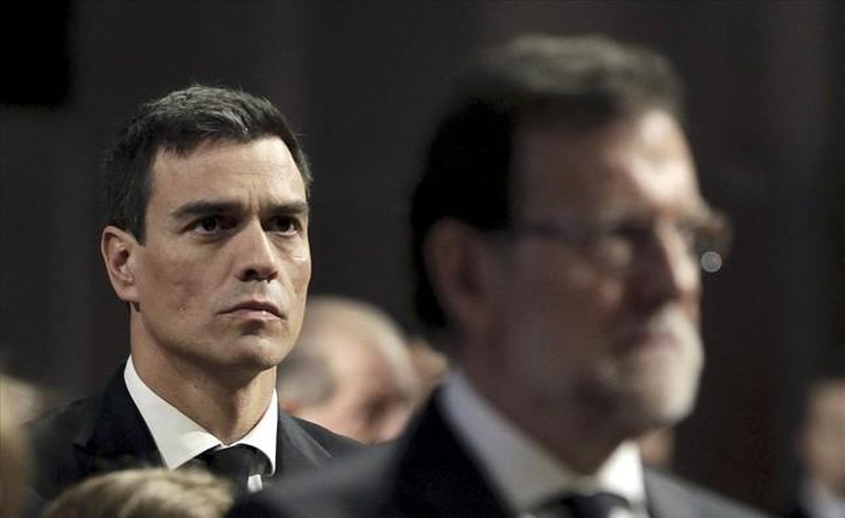 El presidente del Gobierno en funciones, Mariano Rajoy, y el líder del PSOE, Pedro Sánchez, en una imagen tomada el pasado año en Barcelona. El presidente del Gobierno en funciones, Mariano Rajoy, y el líder del PSOE, Pedro Sánchez, en una imagen tomada el pasado año en Barcelona.