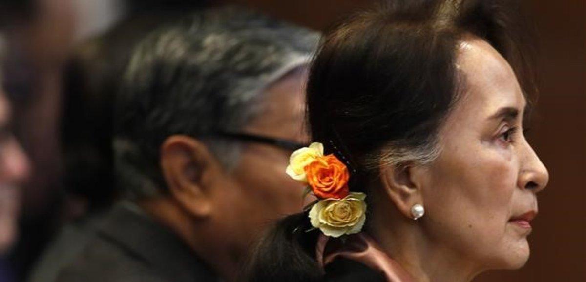 La líder birmana Aung San Suu Kyi, en el juicio por el genocidio de la minoría rohinya que se celebra en La Haya. La líder birmana Aung San Suu Kyi, en el juicio por el genocidio de la minoría rohinya que se celebra en La Haya.