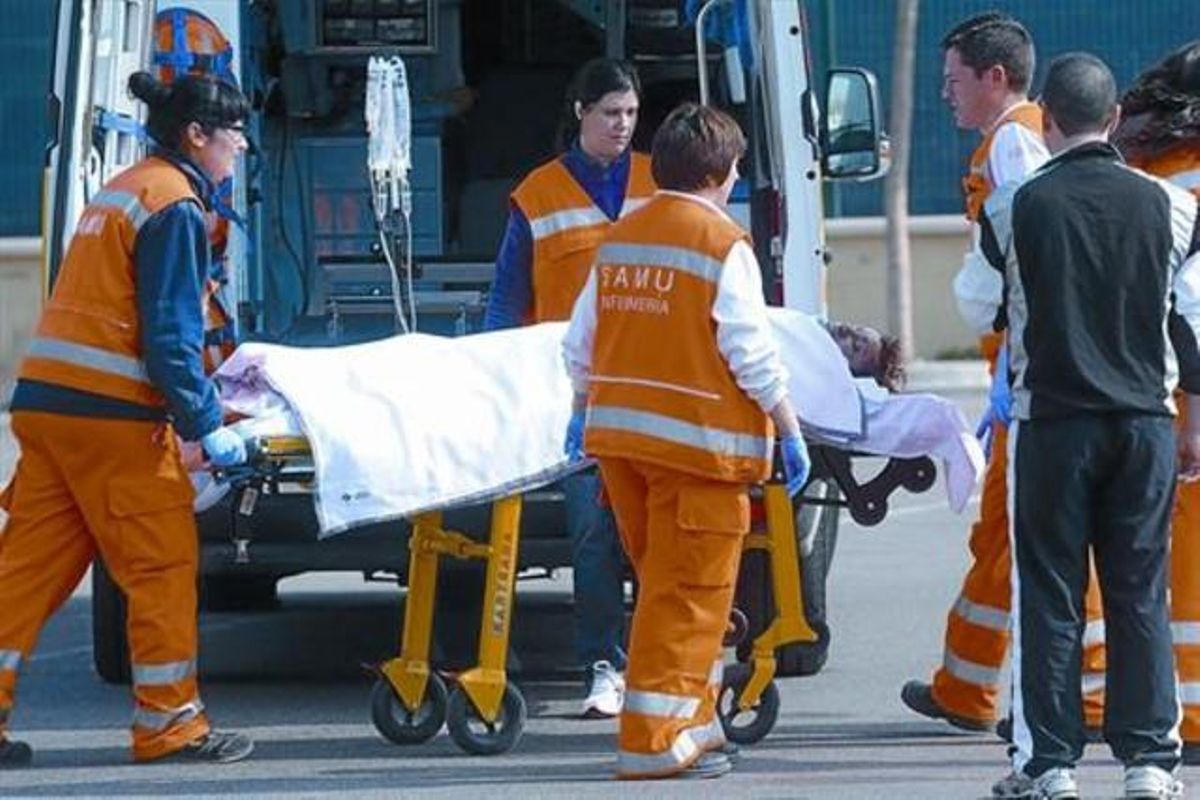 Un equipo médico lleva a la víctima al helicóptero medicalizado que la trasladó a Valencia. Un equipo médico lleva a la víctima al helicóptero medicalizado que la trasladó a Valencia.