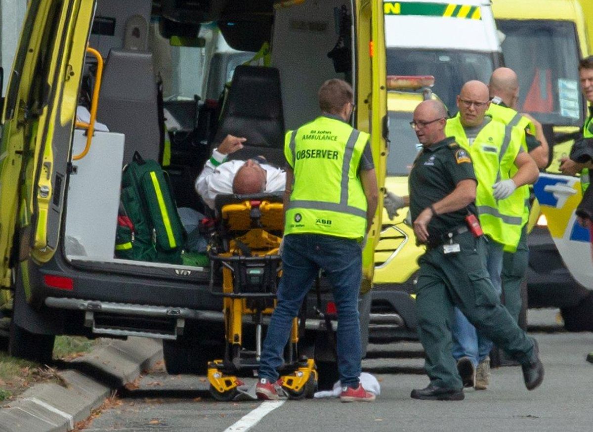 Los equipos de emergencia atienden a uno de los heridos en la mezquita Al Noor de Christchurch (Nueva Zelanda). Los equipos de emergencia atienden a uno de los heridos en la mezquita Al Noor de Christchurch (Nueva Zelanda).