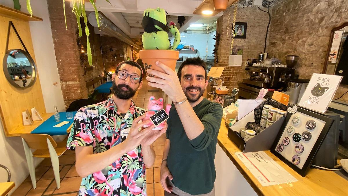 Gilbert Ramírez y Carlos Márquez, dueños de Cactuscat Bar, recientemente elegido el mejor restaurante vegano del mundo.