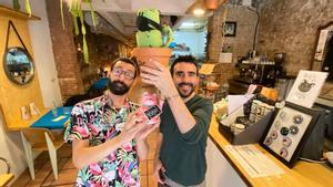 Gilbert Ramírez y Carlos Márquez, dueños de Cactuscat Bar, recientemente elegido el mejor restaurante vegano del mundo.