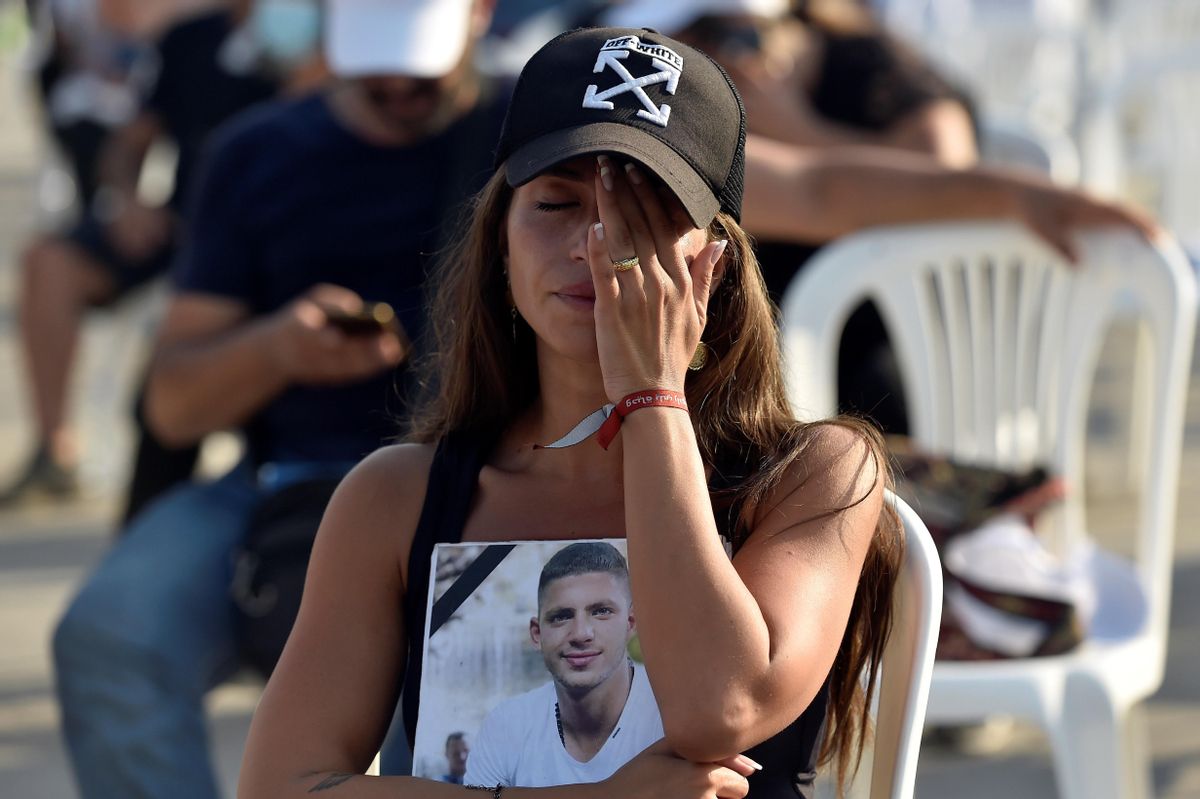 Un familiar de una de las víctimas de la explosión del puerto de Beirut de hace un años en uno de los actos celebrado hoy en la capital libanesa. Un familiar de una de las víctimas de la explosión del puerto de Beirut de hace un años en uno de los actos celebrado hoy en la capital libanesa.