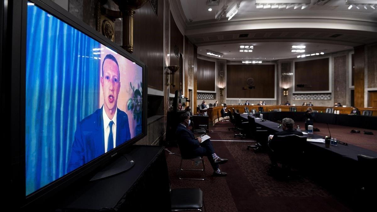 El jefe ejecutivo de Facebook, Mark Zuckerberg, durante su comparecencia en el Senado este martes. El jefe ejecutivo de Facebook, Mark Zuckerberg, durante su comparecencia en el Senado este martes.