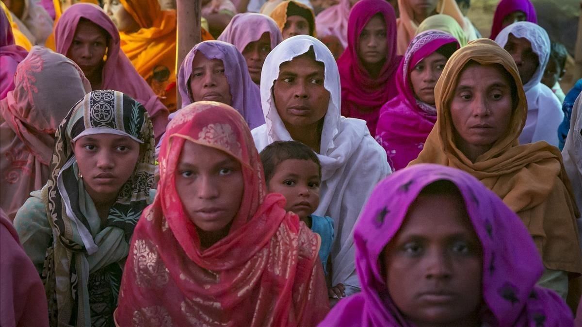 Un grupo de mujeres rohinyás del campo de refugiados de Balukhali, en Bangladés. Un grupo de mujeres rohinyás del campo de refugiados de Balukhali, en Bangladés.
