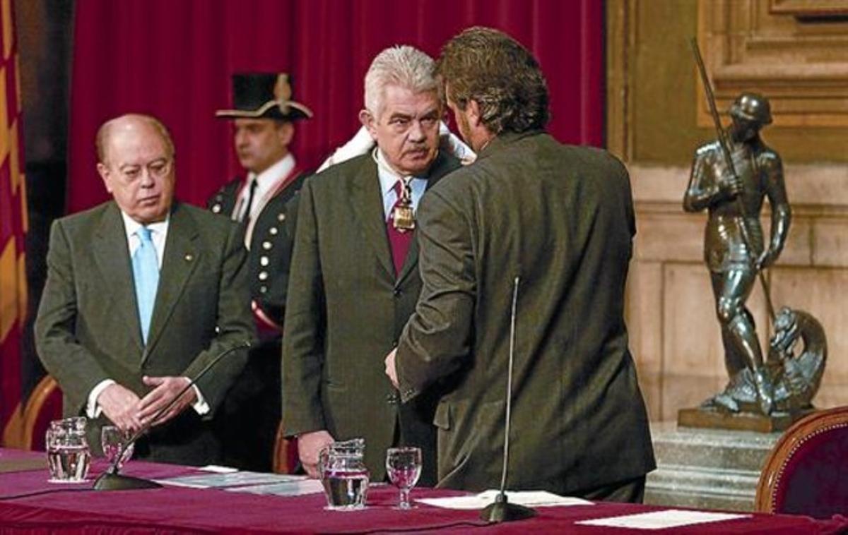 Benach impone la medalla de ’president’ a Maragall, en el 2003, después de que Pujol se negase a hacerlo.