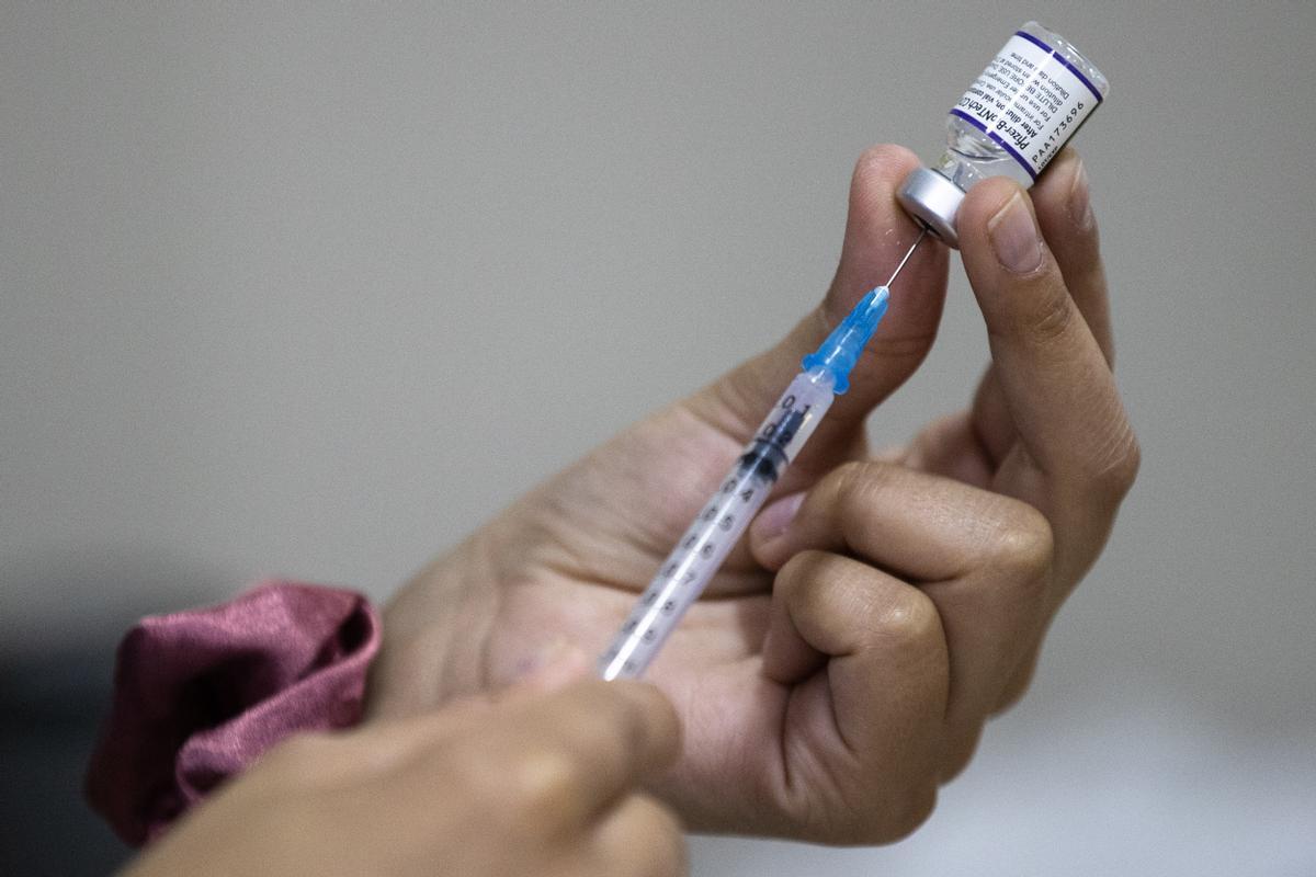 Una enfermera prepara una jeringa con una dosis de la vacuna contra el covid-19.