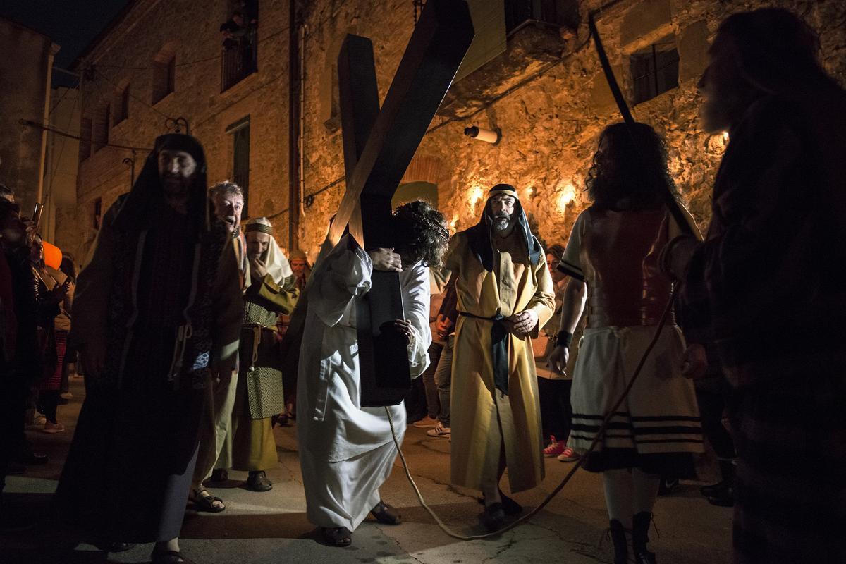 Participantes en los actos del Jueves Santo en Verges (Girona). Forman parte de una procesión que representa el recorrido de Jesús hasta el Calvario.