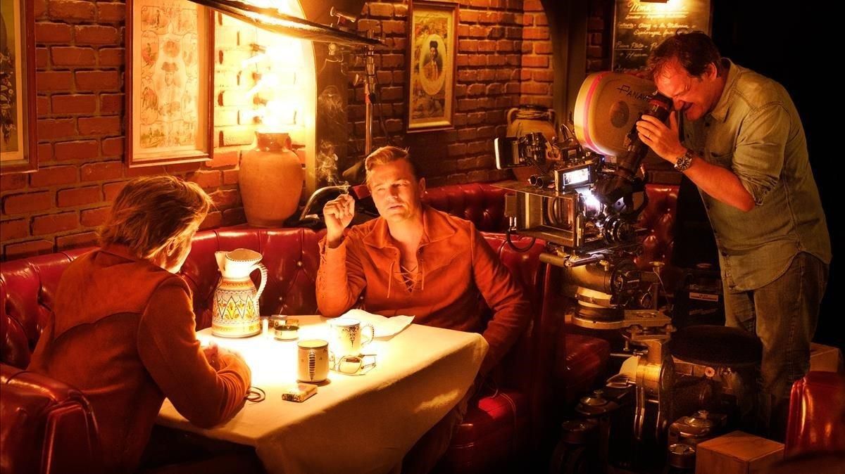 Quentin Tarantino, en el rodaje de una escena de Érase una vez en... Hollywod’, con Leonardo DiCaprio y Brad Pitt. Quentin Tarantino, en el rodaje de una escena de Érase una vez en... Hollywod’, con Leonardo DiCaprio y Brad Pitt.