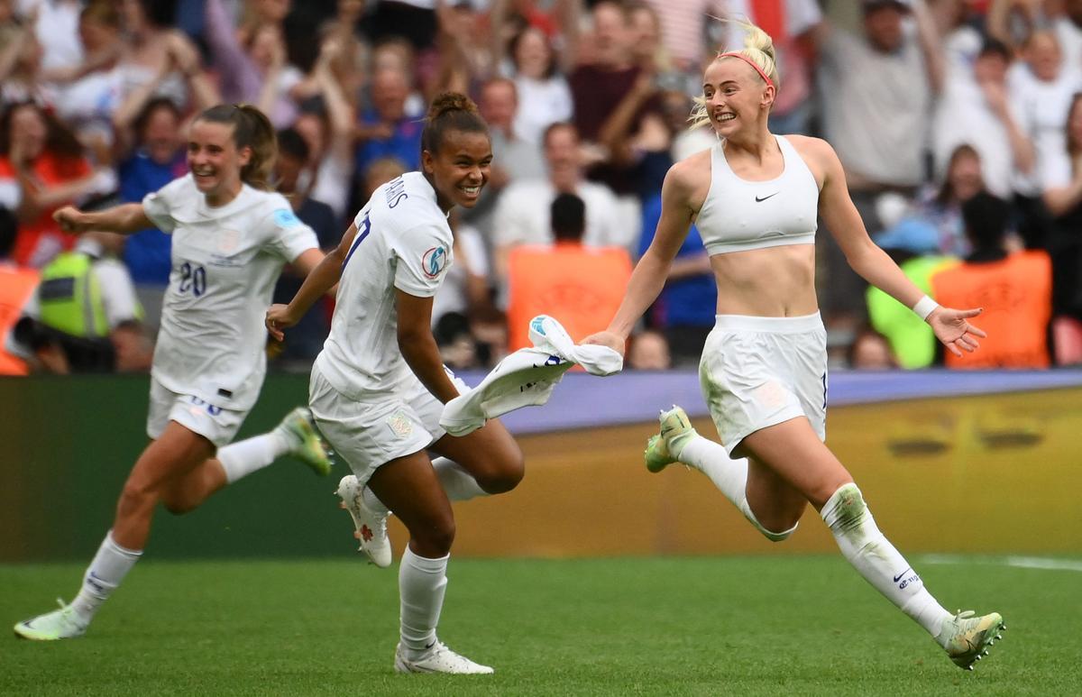 La delantera de Inglaterra Chloe Kelly celebra el segundo gol de su equipo que dio la victoria a Inglaterra