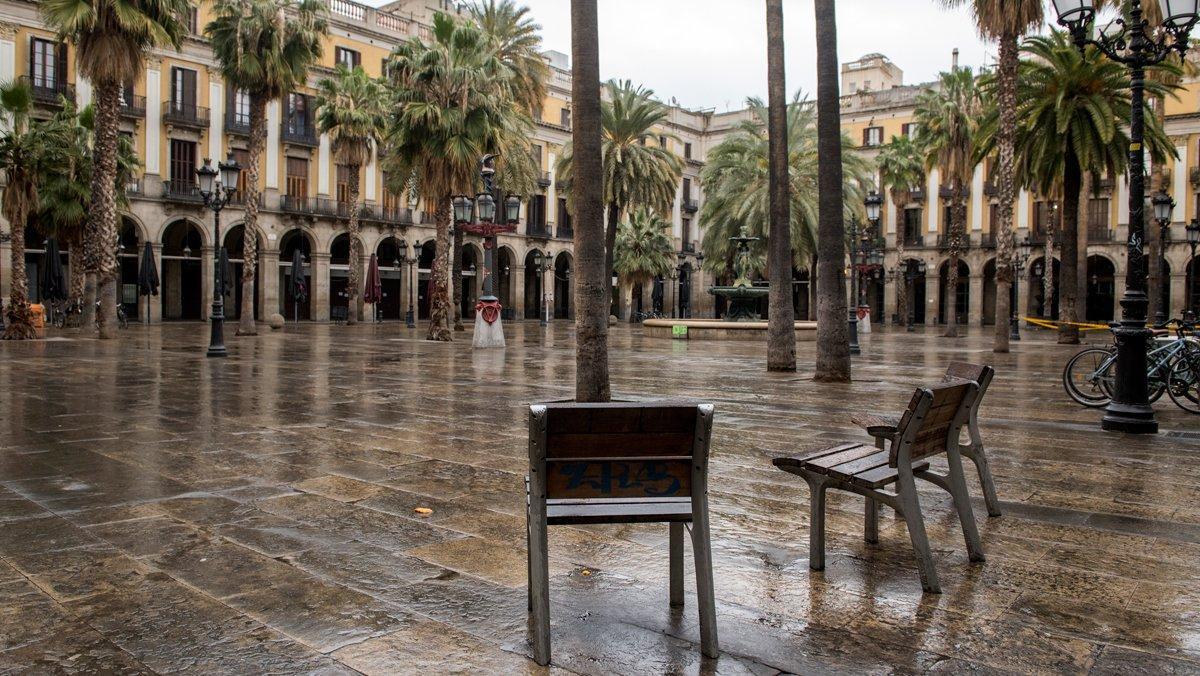 La plaza Reial de Barcelona, desierta durante el confinamiento por el coronavirus.