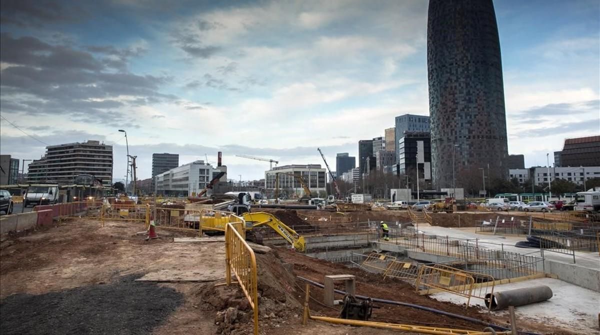 Estado de las obras en superficie de la plaza de las Glòries. Estado de las obras en superficie de la plaza de las Glòries.