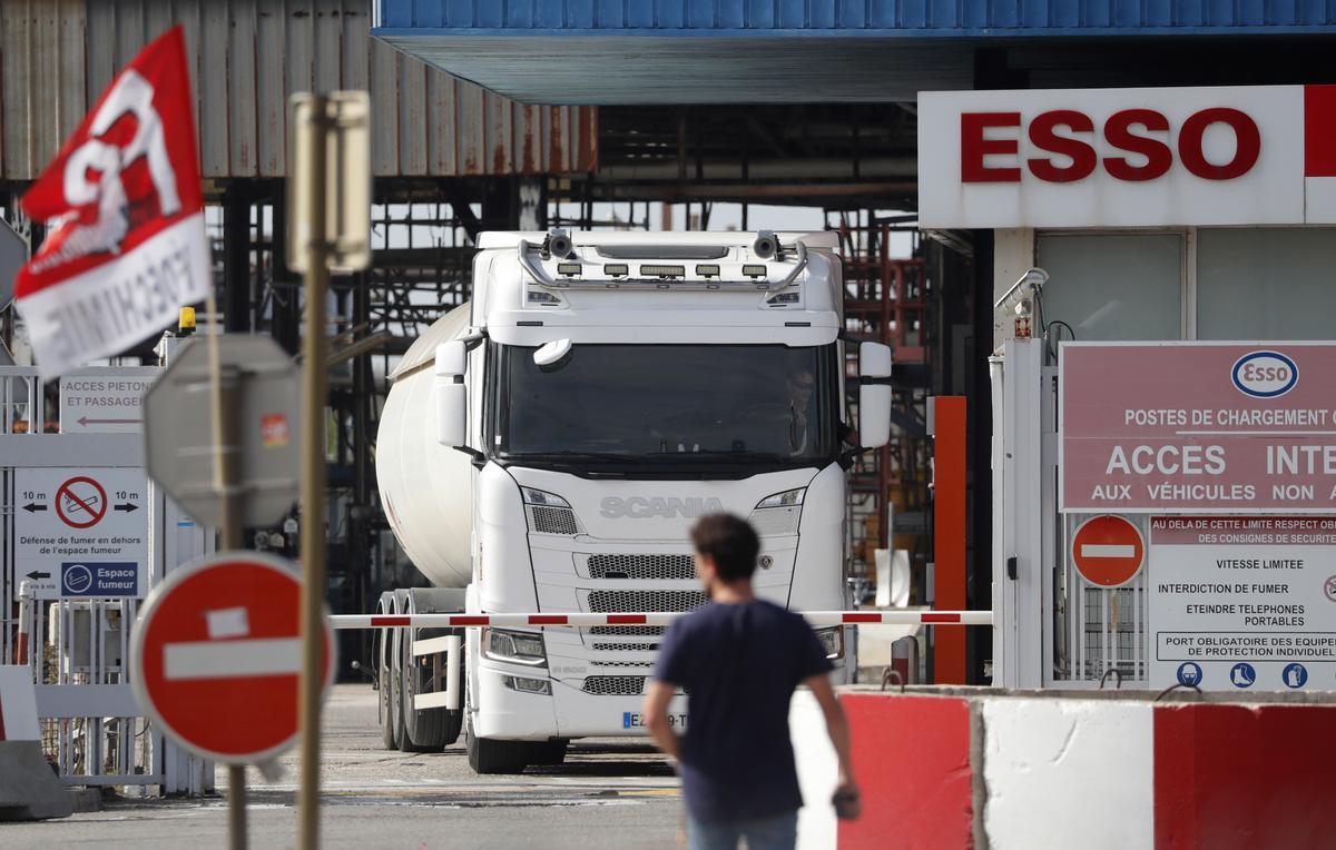 Un camión cisterna en la refinería de Esso en Fos-Sur-Mer, en Francia, este 13 de octubre de 2022. EFE/EPA/GUILLAUME HORCAJUELO