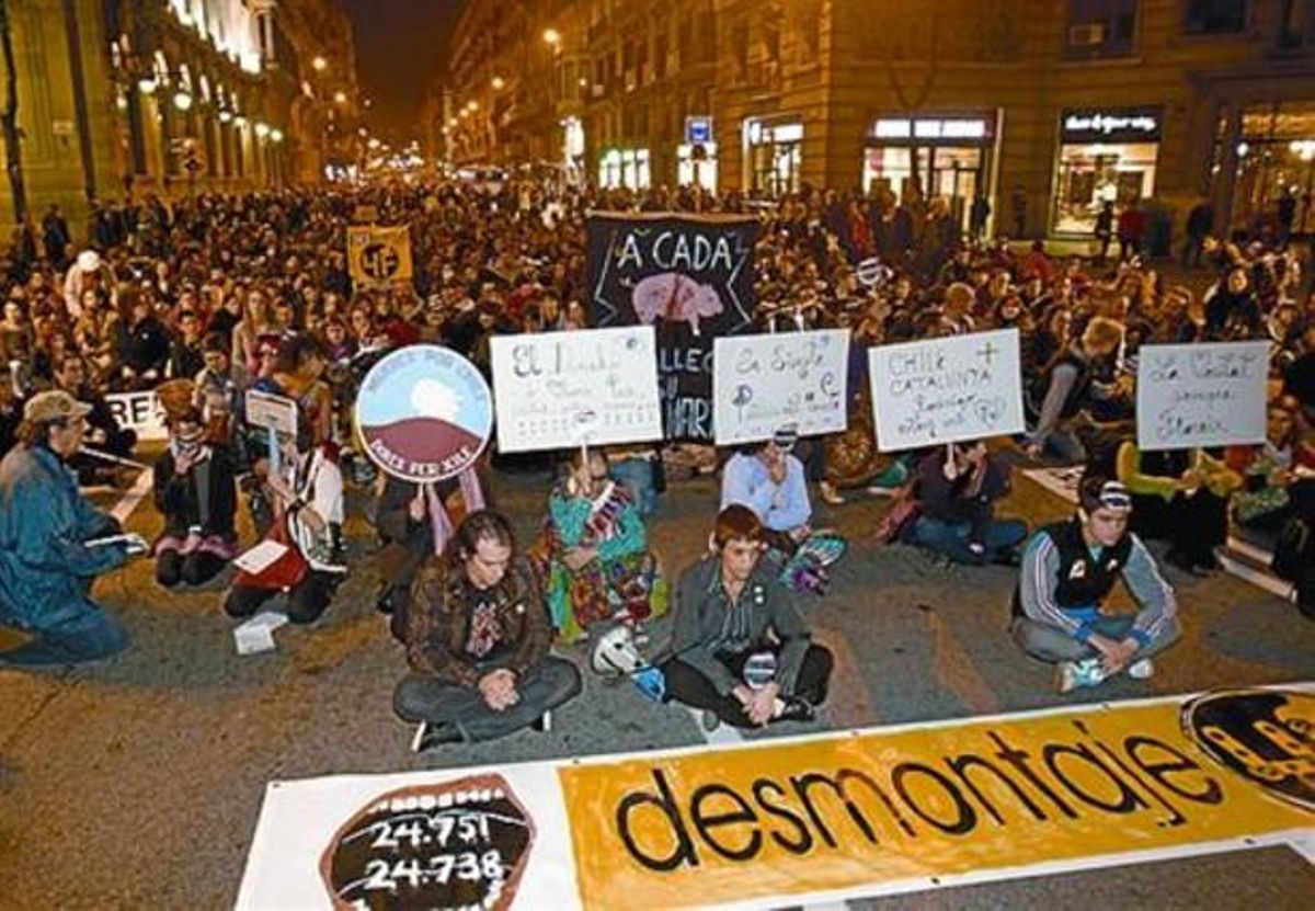 La cabecera de la manifestación, parada en la Via Laietana, ayer. La cabecera de la manifestación, parada en la Via Laietana, ayer.