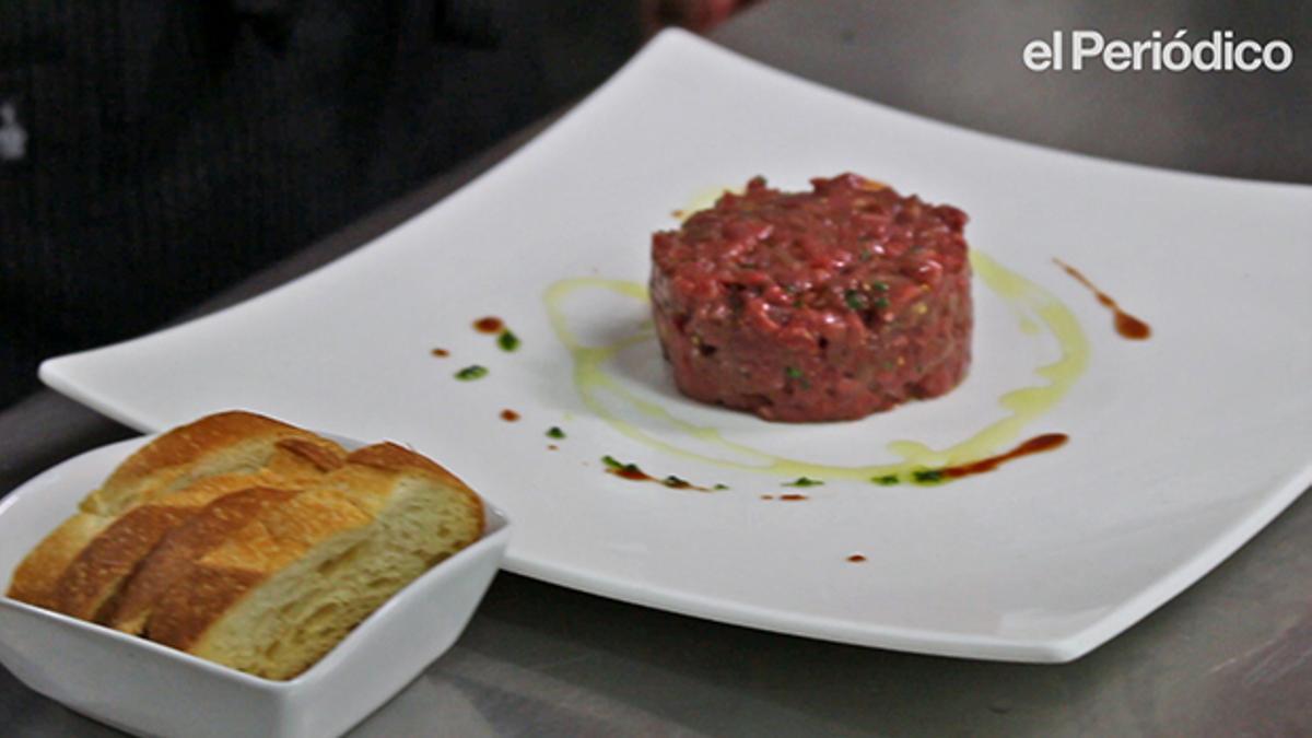 Així fa Dani Lechuga, del restaurant Bardeni, la recepta de l’’steak tartar’.