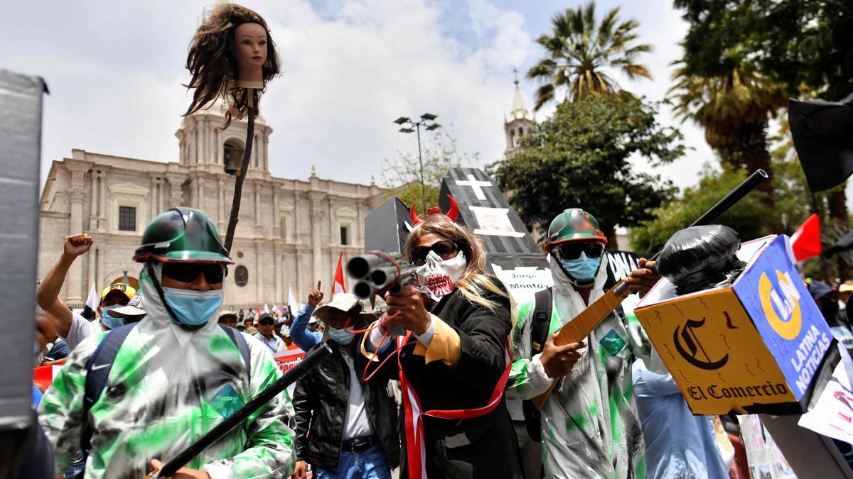 Miles de peruanos llegados de todo el país exigen en Lima la dimisión de Dina Boluarte