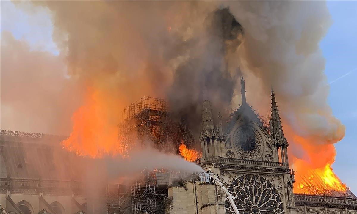 Las llamas se elevan en la catedral.