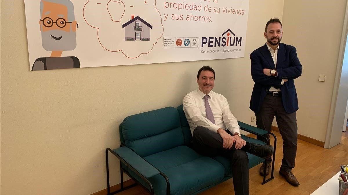 Miquel Perdiguer (sentado), consejero delegado de Pensium, y David Igual, director de operaciones. Miquel Perdiguer (sentado), consejero delegado de Pensium, y David Igual, director de operaciones.