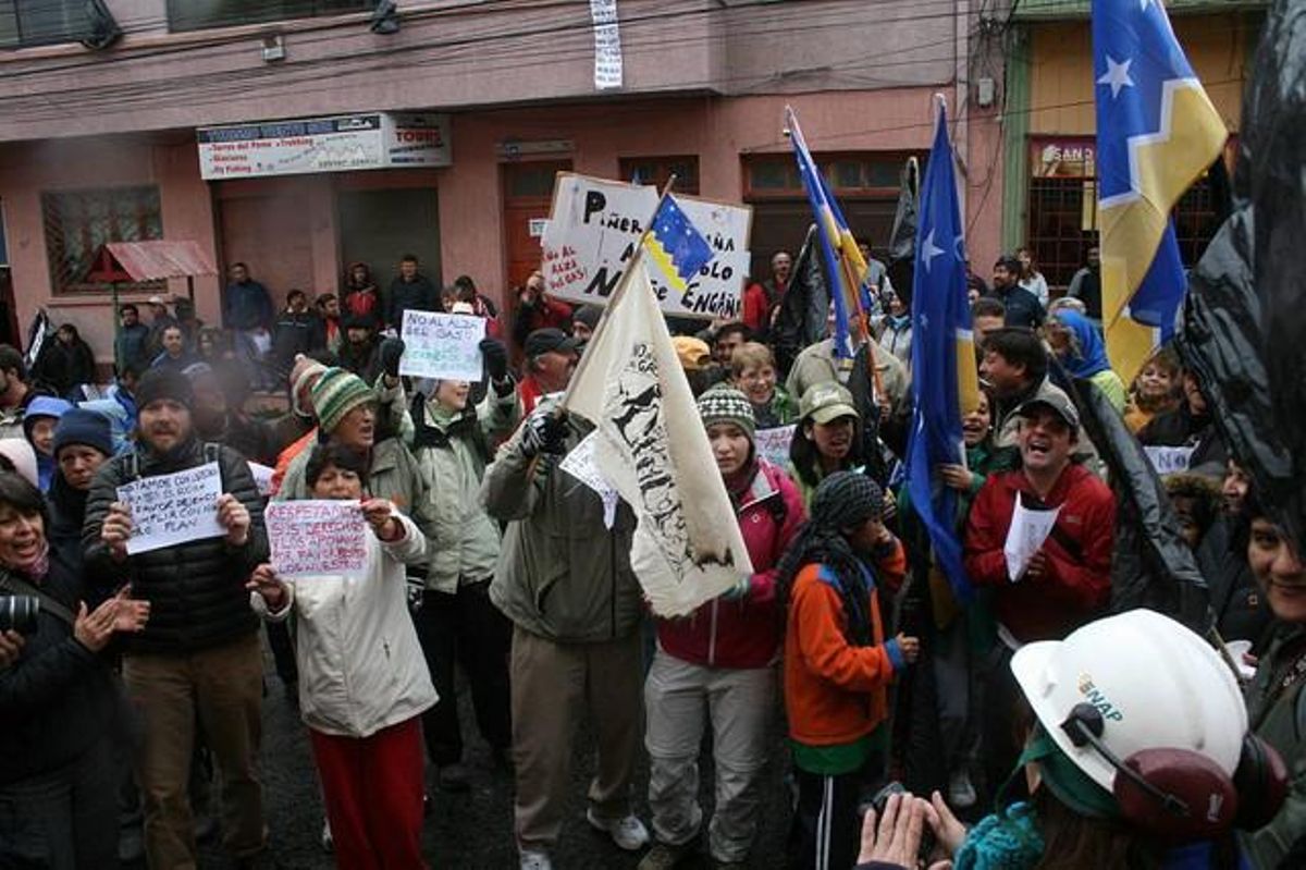 Turistas y ciudadanos protestan en una calle de Punta Arenas tras el anuncio del alza en el precio del gas en un 16,8%. Turistas y ciudadanos protestan en una calle de Punta Arenas tras el anuncio del alza en el precio del gas en un 16,8%.
