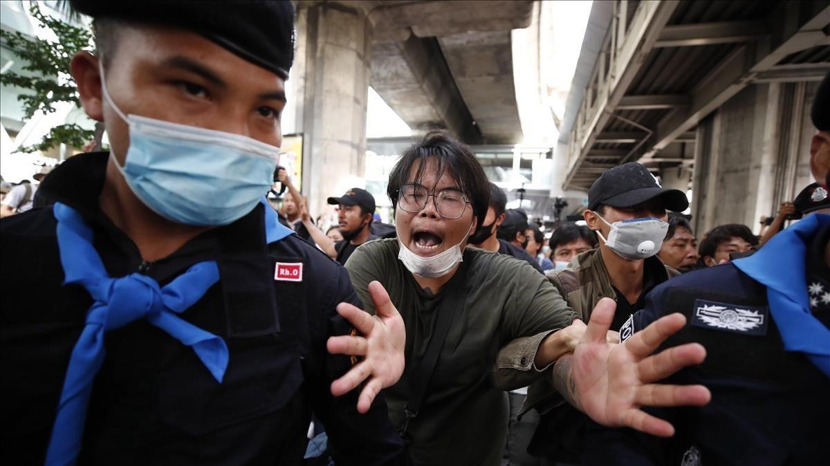 La policía detiene a uno de los participantes en la marcha de protestas en Bangkok.