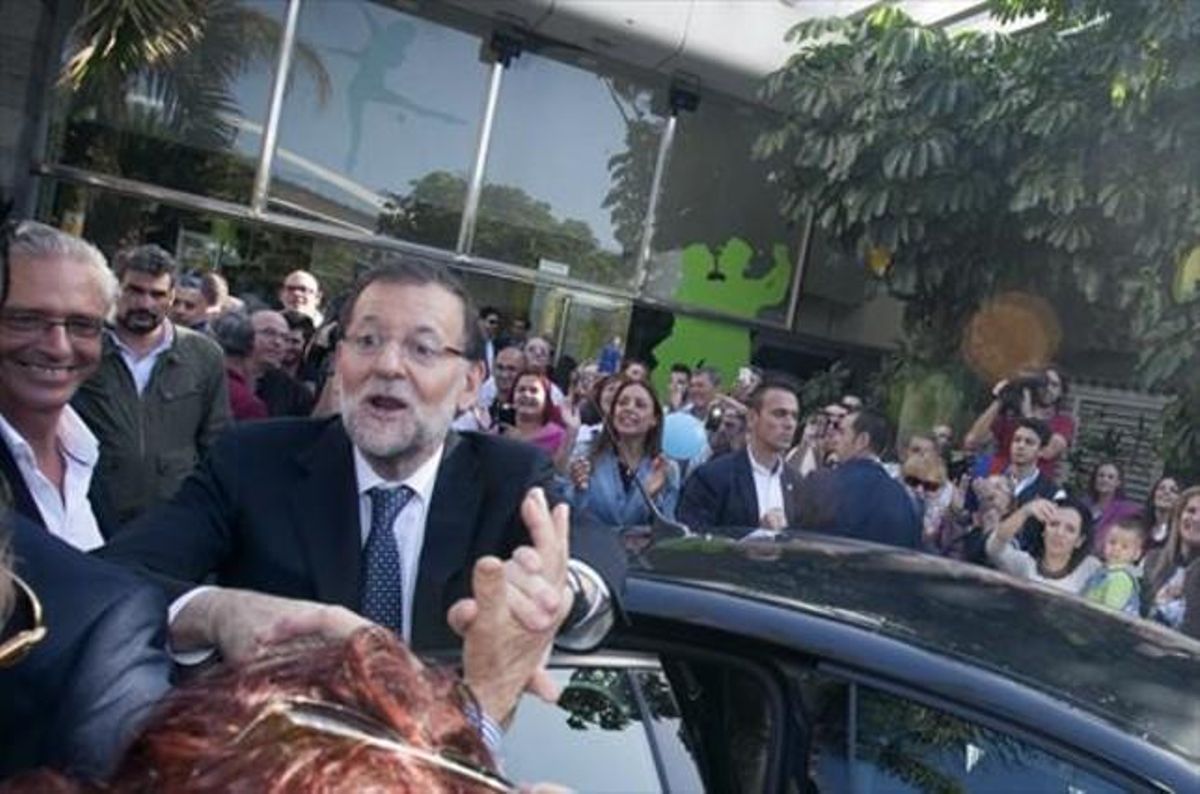 Mariano Rajoy saluda a simpatizantes del PP, tras el mitin que dio ayer en Tenerife. Mariano Rajoy saluda a simpatizantes del PP, tras el mitin que dio ayer en Tenerife.