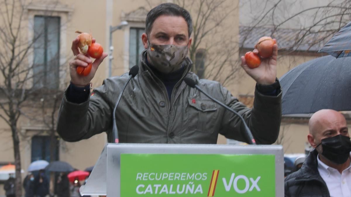 Santiago Abascal muestra algunos de los objetos que le lanzaron en Salt. Santiago Abascal muestra algunos de los objetos que le lanzaron en Salt.