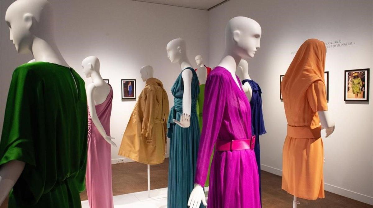 Vestidos y accesorios creados por el disenador frances Yves Saint-Laurent, que pertenecen al armario de Catherine Deneuve y que han sido subastados este jueves por Christie’ s, en París. Vestidos y accesorios creados por el disenador frances Yves Saint-Laurent, que pertenecen al armario de Catherine Deneuve y que han sido subastados este jueves por Christie’ s, en París.