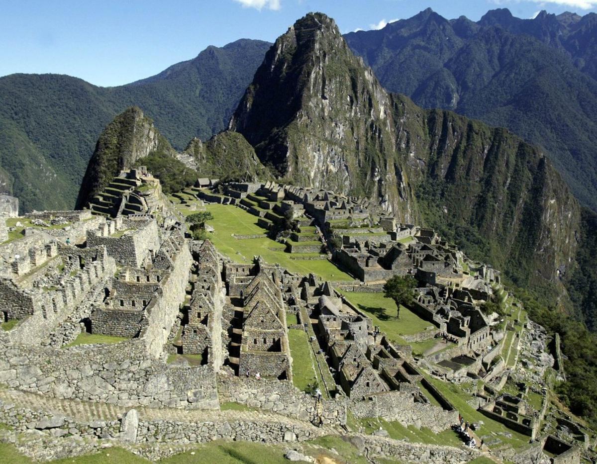 A view of the Inca citadel of Machu Picchu in Cuzco is seen in this November, 2003 file photo. Peru’s Machu Picchu, Jordan’s Petra and the Acropolis were among the top contenders to be picked as the new seven Wonders of the World with just a few hours to go in a massive poll to pick the winners. Voting in what may be the biggest ever global online poll closes at midnight on July 6, 2007 ahead of the announcement of the winners at a ceremony on July 7 in Lisbon.  REUTERS/Pilar Olivares (PERU)