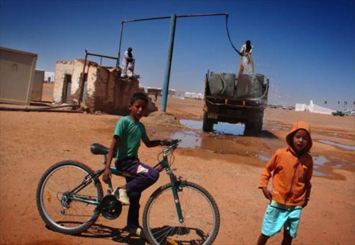 Dos niños saharauis, en un campamento. Dos niños saharauis, en un campamento.