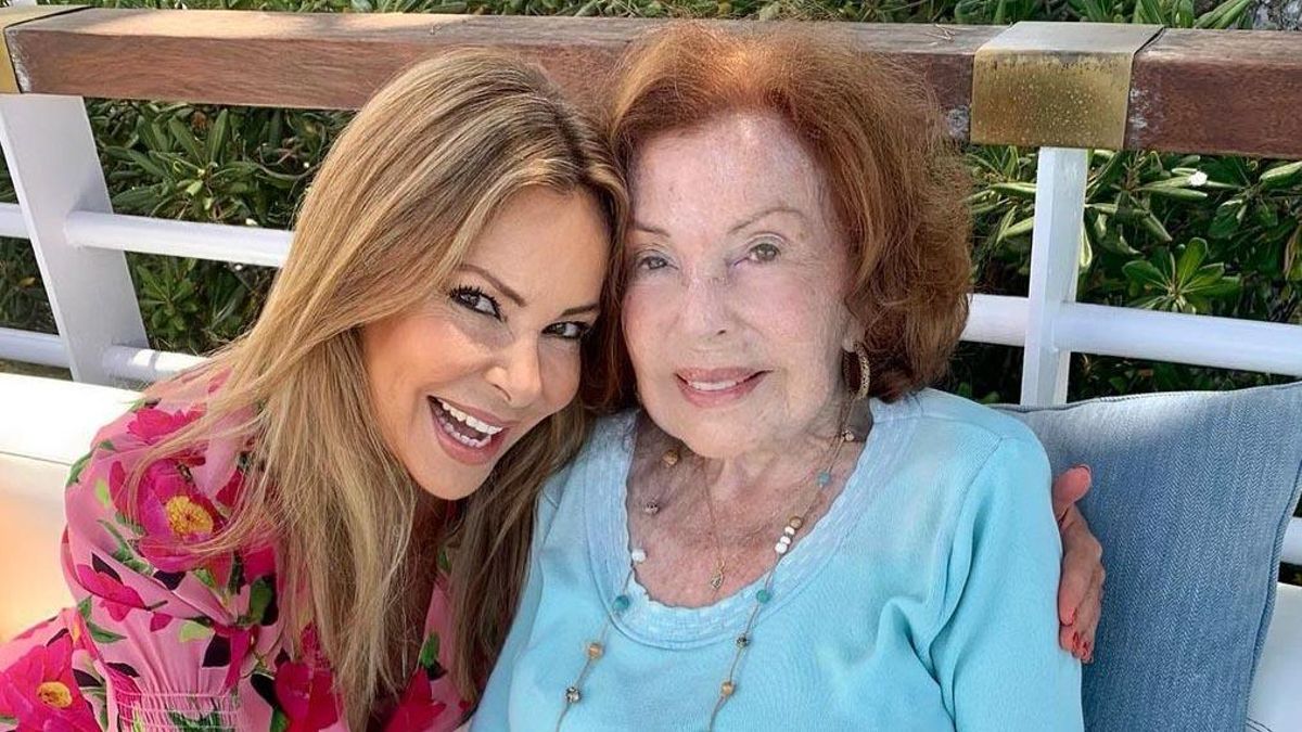 Ana Obregón felicita a su madre en el día de su santo Ana Obregón felicita a su madre en el día de su santo