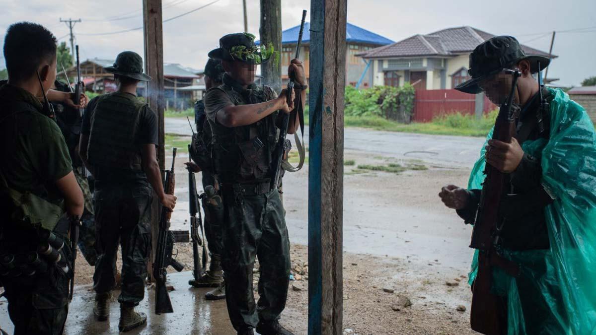 Se cumple un año del golpe de estado que ha sumido a Birmania en una espiral de violencia. En la foto, soldados de las fuerzas para la Defensa del Pueblo en el estado Karen, en Birmania.