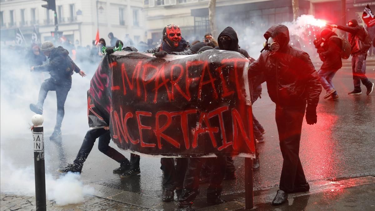 Manifestantes se enfrentan con la policia antidisturbios durante la huelga general en París. Manifestantes se enfrentan con la policia antidisturbios durante la huelga general en París.