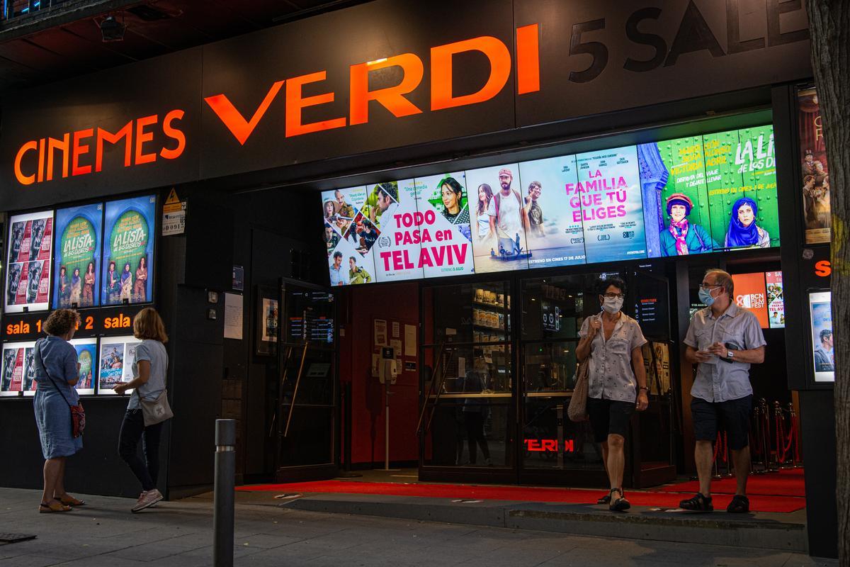 Aspecto de la entrada de los Cinemes Verdi de Barcelona.