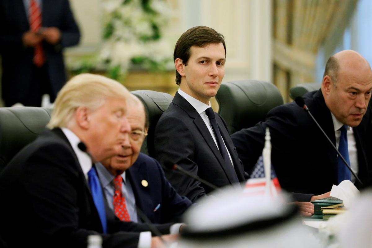  Kushner, en el centro, junto a Trump durante una reunión en Riad, el pasado 20 de mayo.