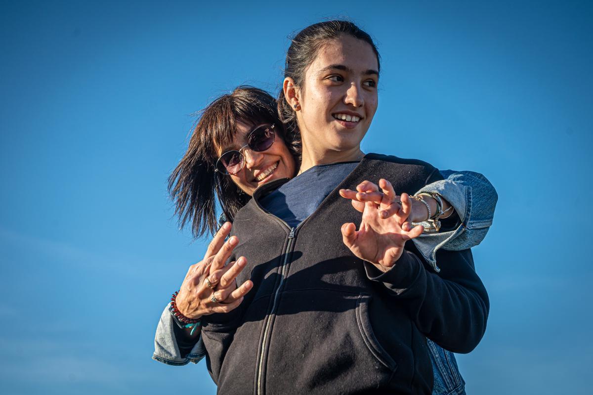 Jana Casas, una joven de 18 años con autismo, con su asistenta personal, Marga Maldonado.
