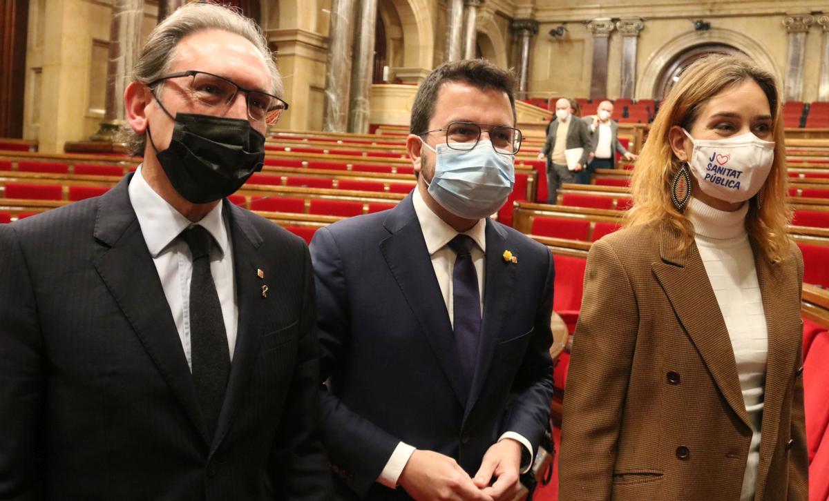 El presidente del Govern, Pere Aragonès con el conseller de economía, Jaume Giró y  la líder de los comuns, Jéssica Albiach minutos después de aprobar los presupuestos en el Parlament.