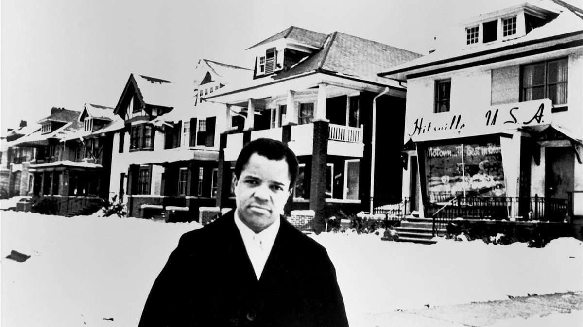 Berry Gordy, ante Hitsville USA, la sede de la discográfica de Detroit Motown, ubicada precisamente en una de las casas obreras características de la ciudad. Berry Gordy, ante Hitsville USA, la sede de la discográfica de Detroit Motown, ubicada precisamente en una de las casas obreras características de la ciudad.