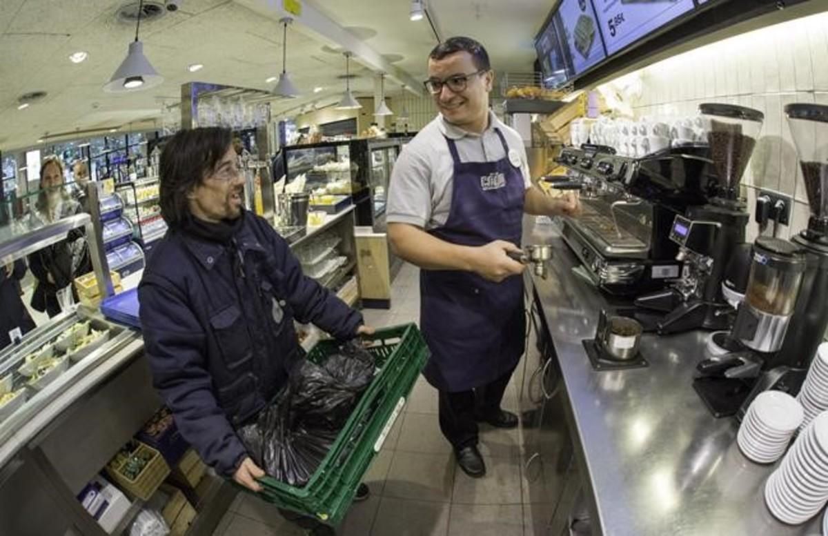 Iván recoge los residuos de café de uno de los locales de la estación de Sants gestionados por la empresa Areas. Iván recoge los residuos de café de uno de los locales de la estación de Sants gestionados por la empresa Areas.