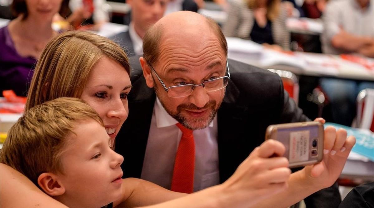 Schulz, con unos seguidores tras el mitin. Schulz, con unos seguidores tras el mitin.