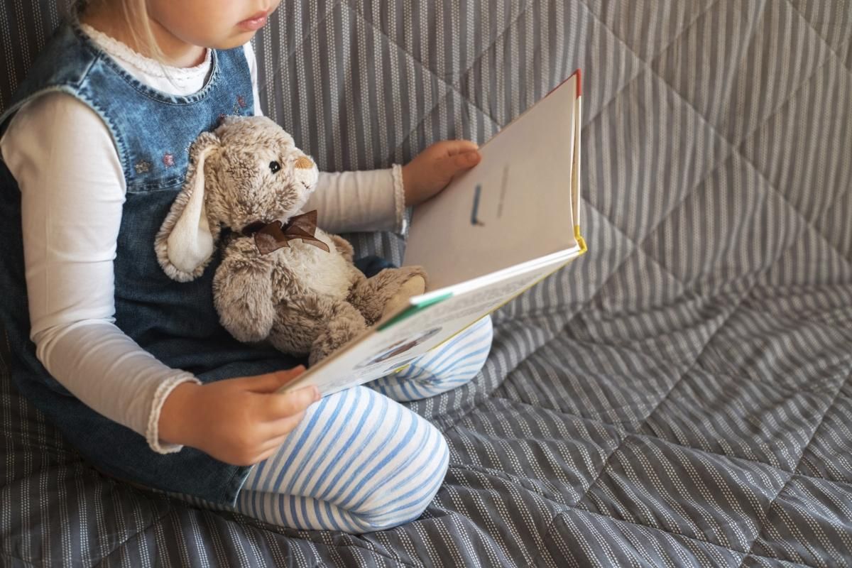 Niña leyendo un cuento Niña leyendo un cuento