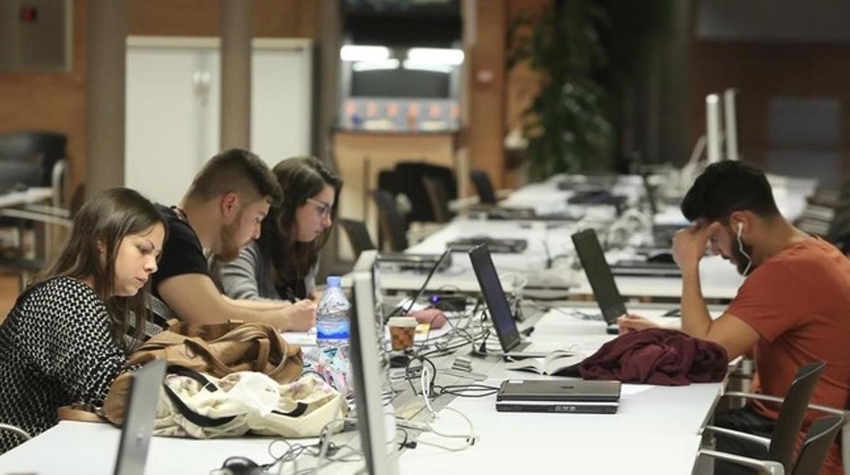 'After' de estudiantes: Cornellà lanza con éxito un aula nocturna abierta todo el año