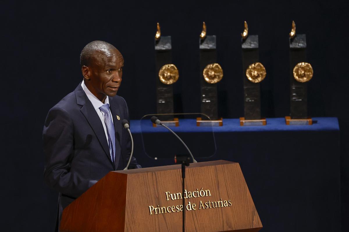 Kipchoge recoge el premio Princesa de Asturias de los Deportes de manos de la princesa Leonor