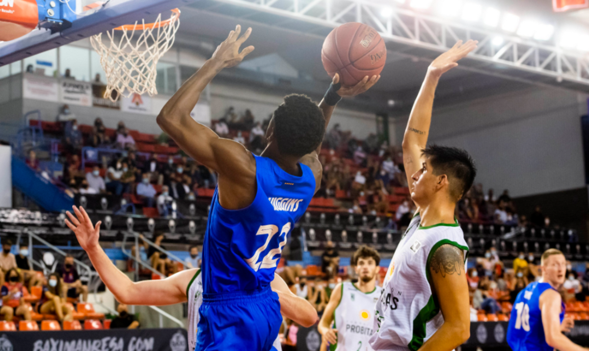 El azulgrana Higgins lanza a canasta ante Willis, en un momento del partido El azulgrana Higgins lanza a canasta ante Willis, en un momento del partido