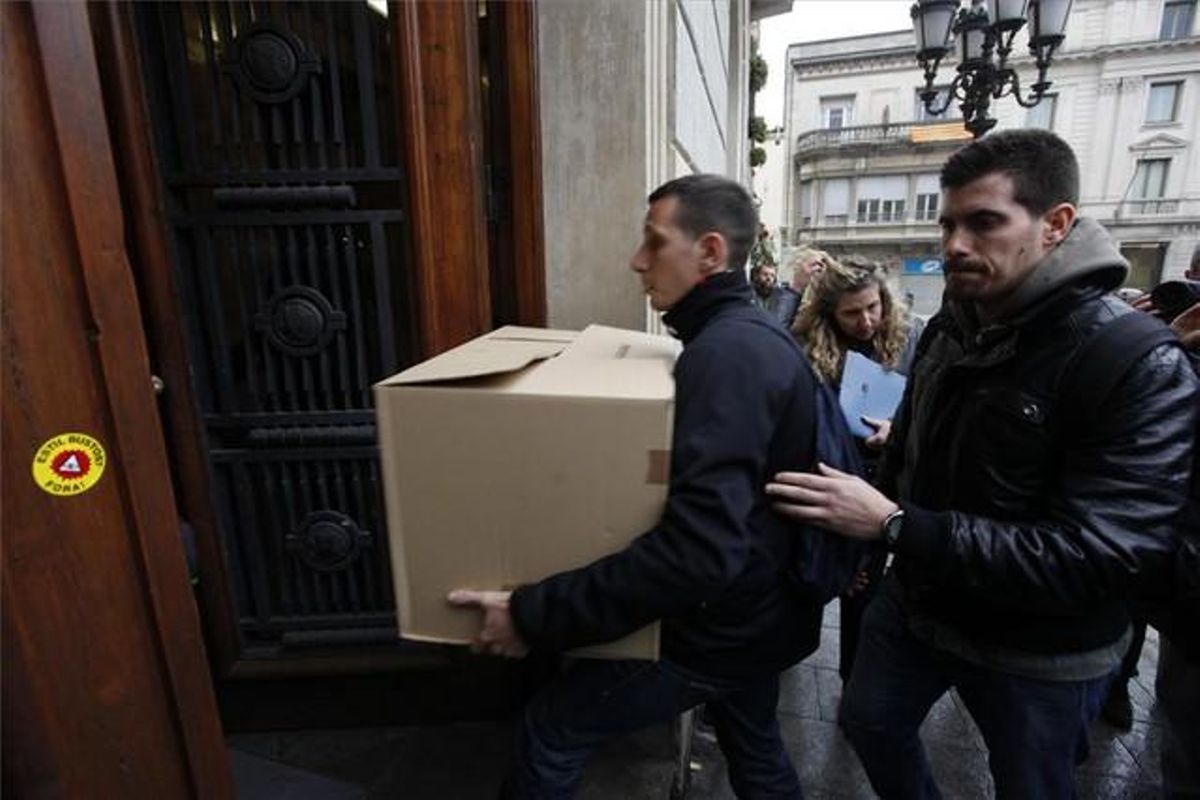 Mossos y personal del juzgado trasladan cajas con documentos de la Concejalía de Urbanismo. Mossos y personal del juzgado trasladan cajas con documentos de la Concejalía de Urbanismo.