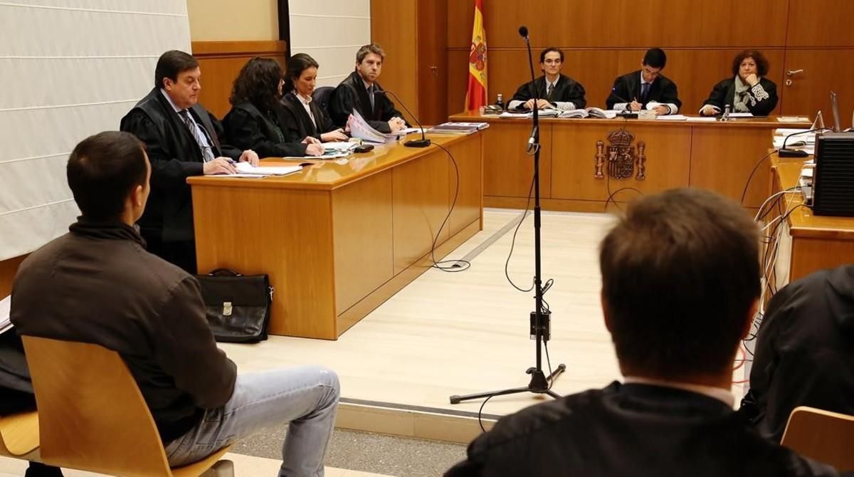 El guardia urbano acusado, en el banquillo este martes en la Audiencia de Barcelona. El guardia urbano acusado, en el banquillo este martes en la Audiencia de Barcelona.