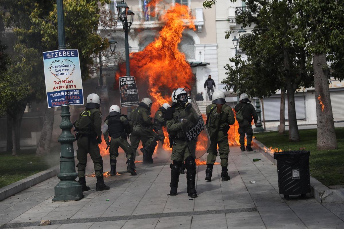 Enfrentamiento entre policía y manifestantes en el centro de Atenas durante la jornada de huelga general en Grecia. Enfrentamiento entre policía y manifestantes en el centro de Atenas durante la jornada de huelga general en Grecia.