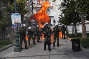 Enfrentamiento entre policía y manifestantes en el centro de Atenas durante la jornada de huelga general en Grecia.