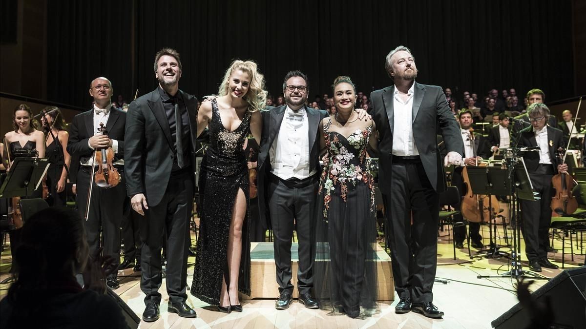 Final del concierto de la OBC dedicado a Andrew Lloyd Webber, con el director Alfonso Casado (en el centro) y los cuatro solistas saludando. Final del concierto de la OBC dedicado a Andrew Lloyd Webber, con el director Alfonso Casado (en el centro) y los cuatro solistas saludando.