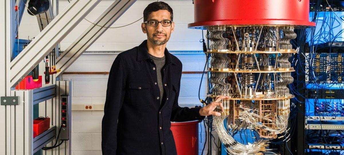 Sundar Pichai, CEO de Google, junto a uno de los ordenadores cuánticos de la compañía.