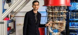 Sundar Pichai, CEO de Google, junto a uno de los ordenadores cuánticos de la compañía.